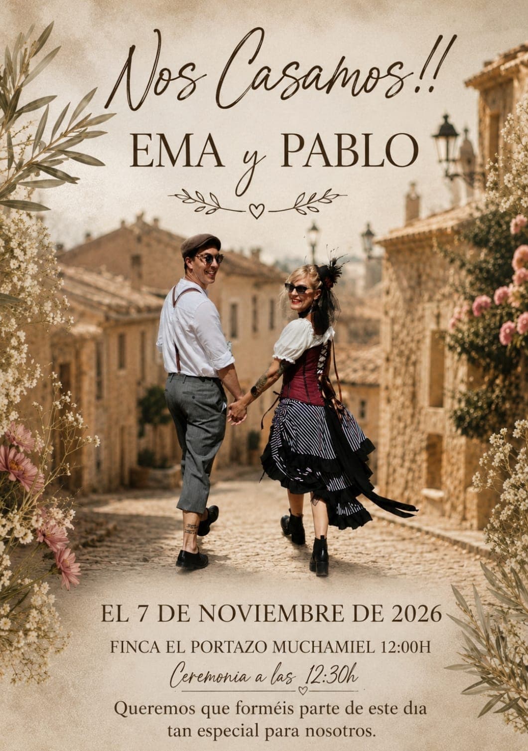 Invitación de boda de Ema y Pablo, paseando juntos por una calle de piedra